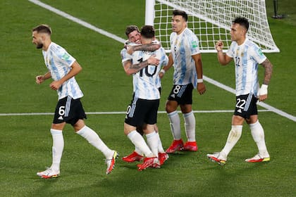 El abrazo de De Paúl a Messi luego del 1-0 de la selección Argentina ante Bolivia, en el Monumental; Scaloni cuenta con un grupo amplio, con titulares y un buen recambio