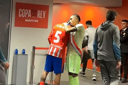 El abrazo de De Paul con Raphinha, tras la victoria de Barcelona sobre Atlético de Madrid