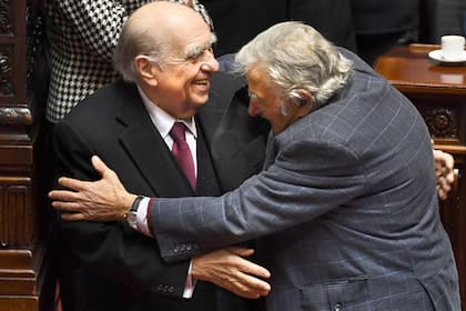 El abrazo de despedida en el Senado uruguayo de dos rivales históricos, Pepe Mujica y Julio María Sanguinetti, en octubre de 2020