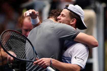 El abrazo de dos amigos: Schwartzman felicita a Thiem, que lo venció en la final de Viena.