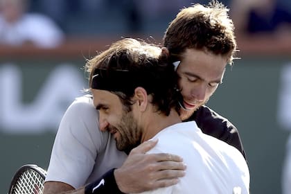 El abrazo de dos colosos, tras una gran final: Del Potro y Federer