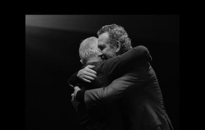 El abrazo de dos de los narradores Gary Lineker y Jorge Valdano