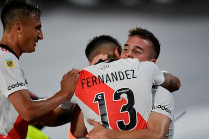 El abrazo de Enzo Fernández a Palavecino tras el 1-0