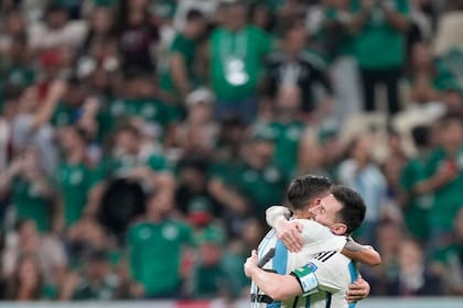 El abrazo de Enzo Fernández con Lionel Messi al finalizar el partido que disputaron Argentina y México, por la primera fase de la Copa del Mundo Qatar 2022 en el estadio Lusail, Doha, el 26 de Noviembre de 2022