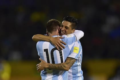 El abrazo de Enzo Pérez y Lionel Messi tras la victoria 3-1 frentre a Ecuador que depositó a la selección en el Mundial de Rusia 2018