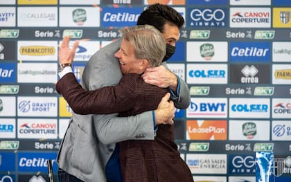 El abrazo de Gianluigi Buffon con Kyle Krause, el presidente de Parma