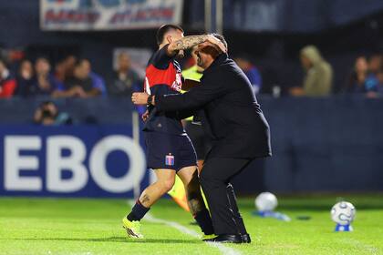 El abrazo de Ignacio Russo y el director técnico Diego Dabove: futbolista y entrenador mantienen una relación que se forjó en los años en que el DT trabajó con Miguel Russo, el padre del artillero