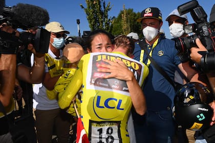 El abrazo de Jonas con su mujer, Trine, el motor del cambio de su vida