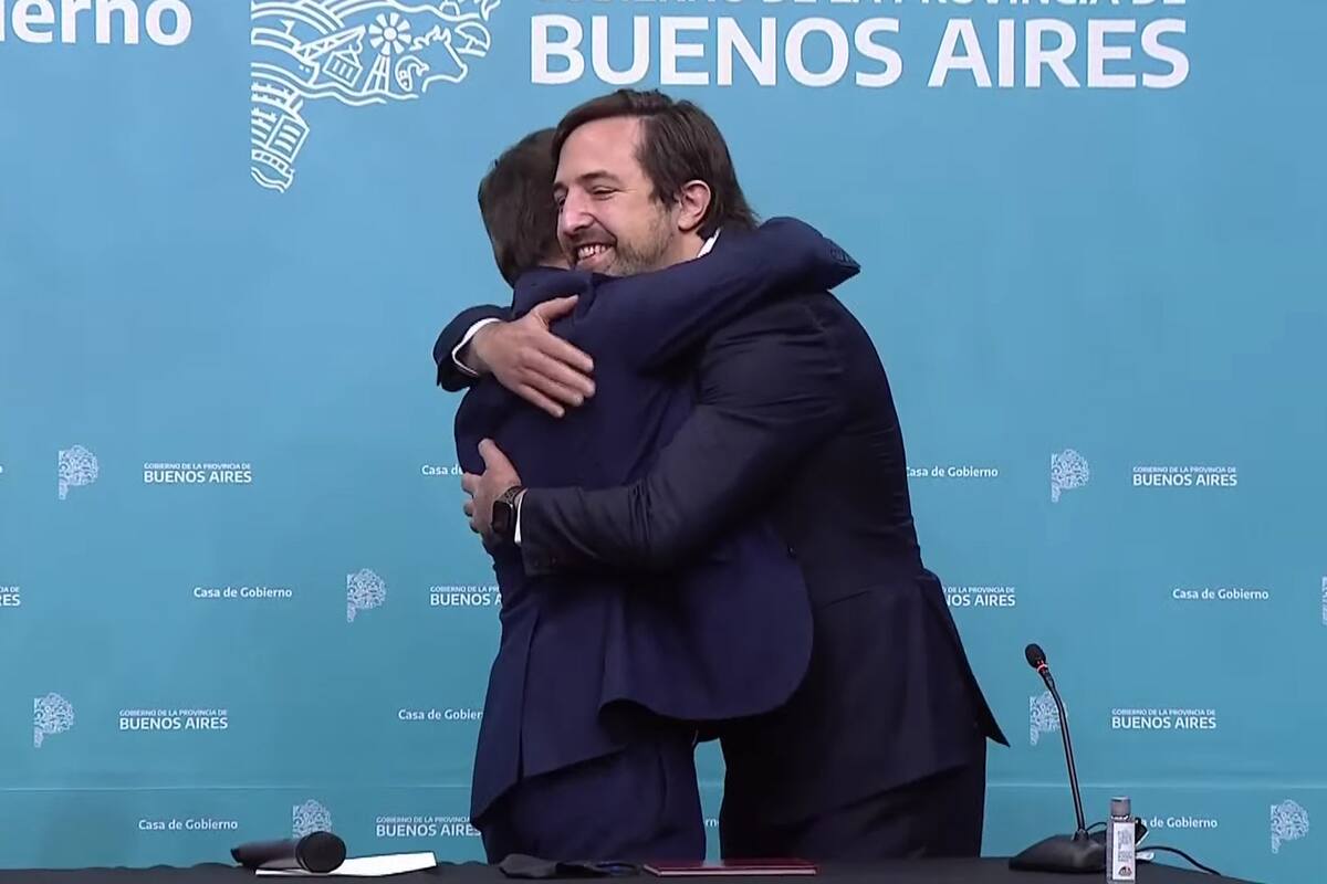 El abrazo de Kicillof y Kreplak, tras la jura