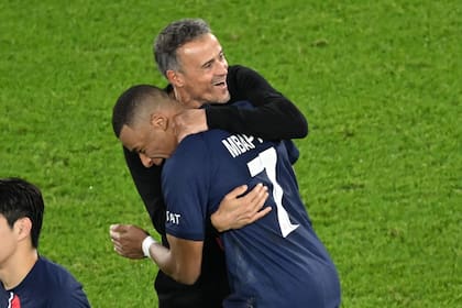 El abrazo de Kylian Mbappé y el DT Luis Enrique, tras el segundo gol del número 7, el 3-1 de PSG sobre Metz