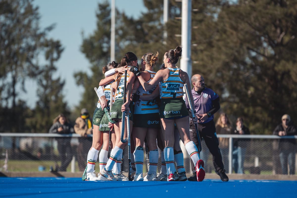 El abrazo de las chicas de Lomas, después de un cómodo éxito ante Olivos