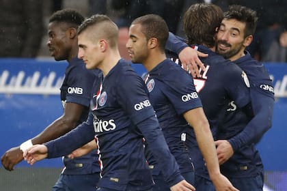 El abrazo de Lavezzi con Maxwell