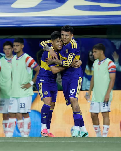 El abrazo de Leonel Flores junto con Leandro Lozano