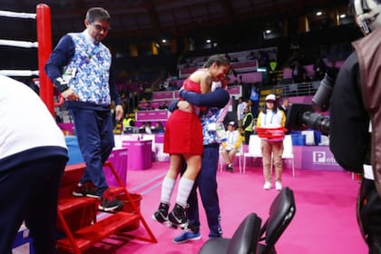 El abrazo de Leonela con su entrenador; su inspiración es Dayana, su hermana mayor