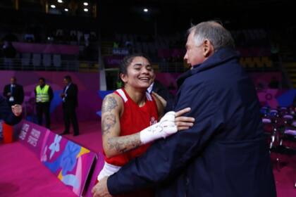 El abrazo de Leonela Sánchez con Gerardo Werthein, presidente del COA