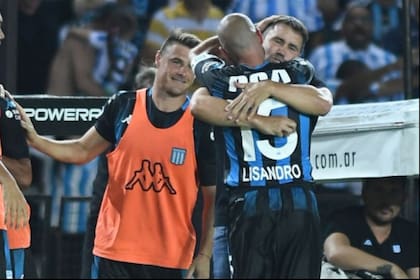 El abrazo de Lisandro López y Chacho Coudet