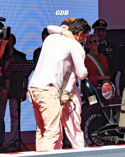 El abrazo de los hermanos Tonconogy, a pura emoción, sobre el podio