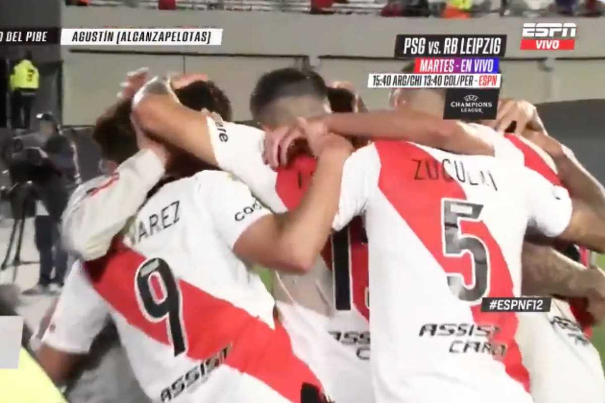 El abrazo de los jugadores al alcanzapelotas de River