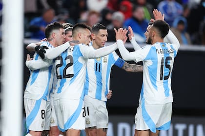 El abrazo de los jugadores argentinos luego del gol de Enzo Fernández, el del 2-0