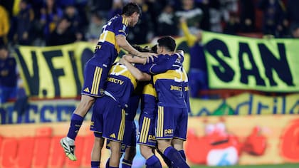 El abrazo de los jugadores de Boca con Santiago Ascacibar