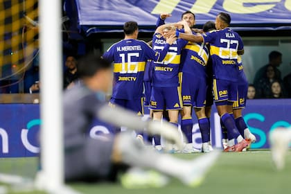 El abrazo de los jugadores de Boca tras el gol que abrió el marcador en la Bombonera