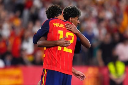 El abrazo de Marc Pubill con Lamine Yamal