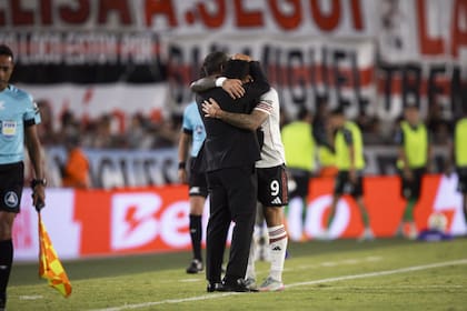 El abrazo de Marcelo Gallardo con Sebastián Driussi, su 9, tras el gol que supuso el 2-1 de River ante Banfield