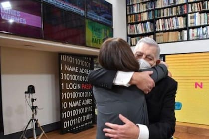El abrazo de María Laura Santillán a Santo Biasatti, el día que el periodista volvió a conducir un noticiero