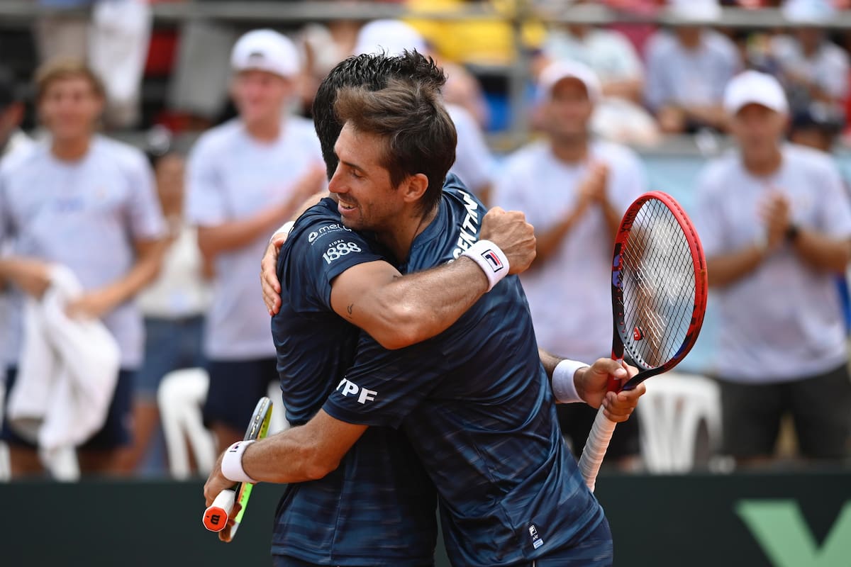 El abrazo de Máximo González y Andres Molteni después de imponerse en el dobles de Argentina vs. Kazajistán