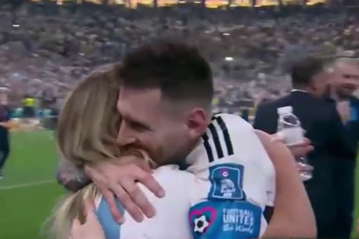 El abrazo de Messi con Antonia Farías, la cocinera de la Selección