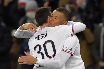El abrazo de Messi y Mbappé, que rompió la igualdad tras la asistencia del rosarino cuando el partido se terminaba