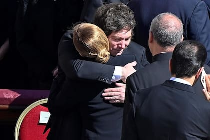 El abrazo de Milei y Meloni, en el funeral del Papa