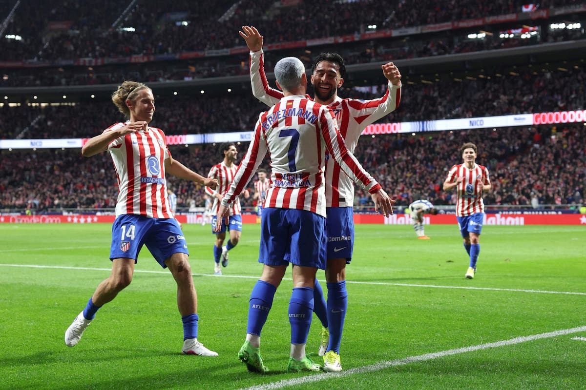 El abrazo de Nico González con Antoine Griezmann, socios en el segundo gol y en la victoria de Atlético de Madrid sobre Real Sociedad por la Liga de España.