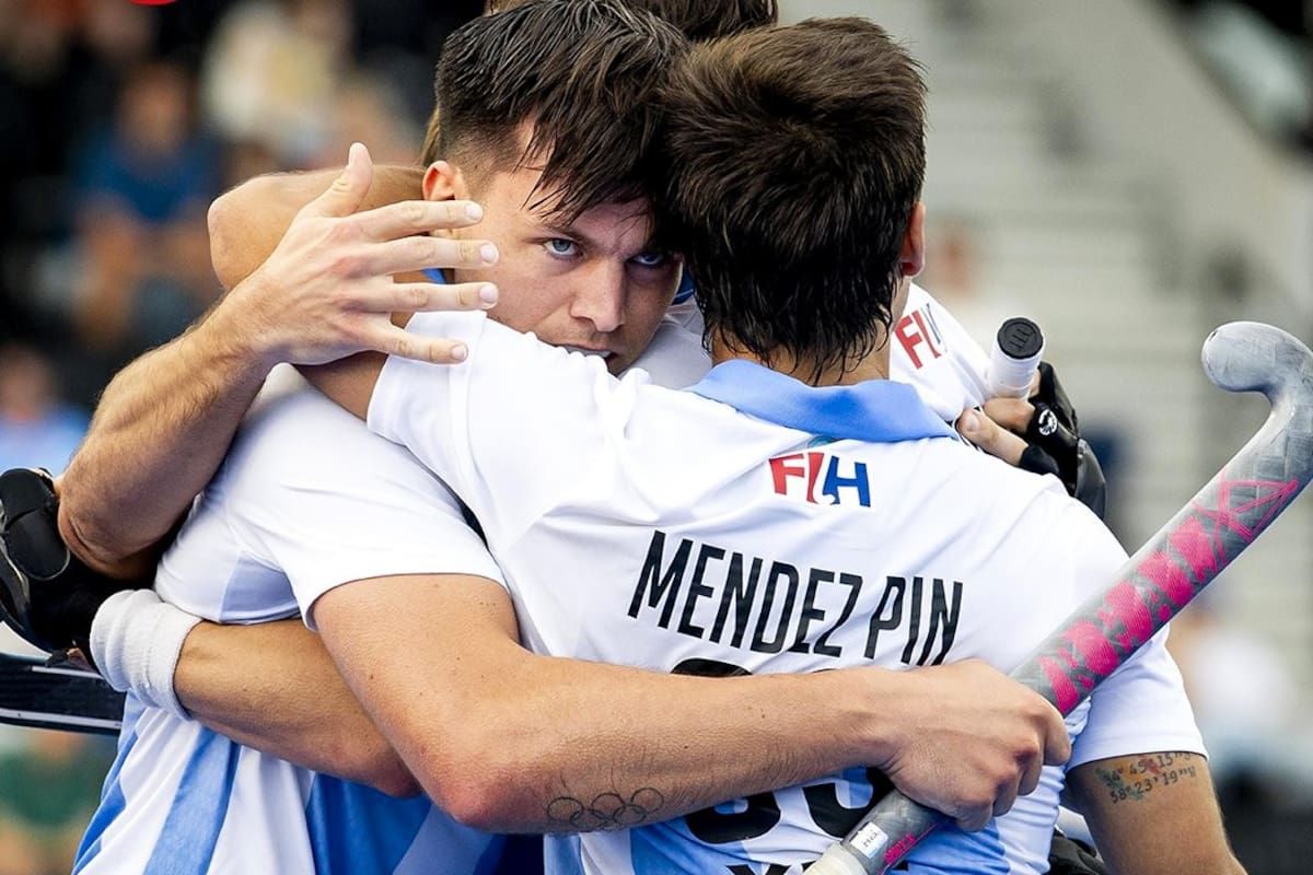 El abrazo de Nicolás Keenan con Luciano Méndez Pin, autor del segundo gol de Los Leones ante Japón