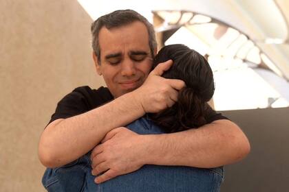 El abrazo de Omri Miran a un familiar tras la liberación