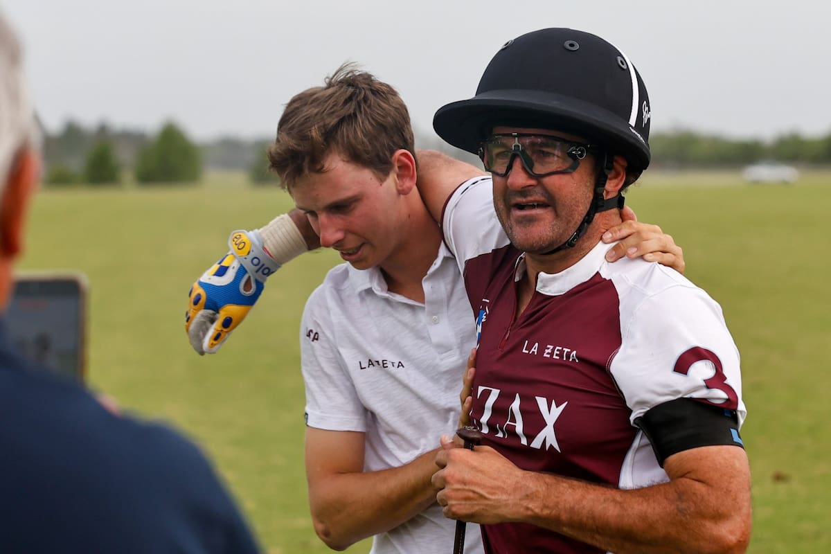 El abrazo de Pelón Stirling con Beltrán Laulhé, el día del cumpleaños de Rufino, su hermano menor, y de la clasificación para Palermo