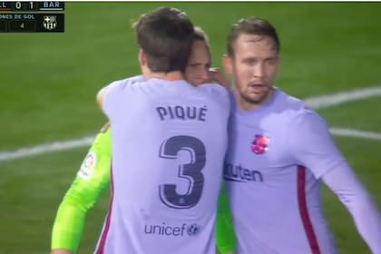 El abrazo de Piqué y De Jong a Ter Stegen luego de la estupenda atajada en la que le ahogó el grito de gol a Mallorca sobre el final