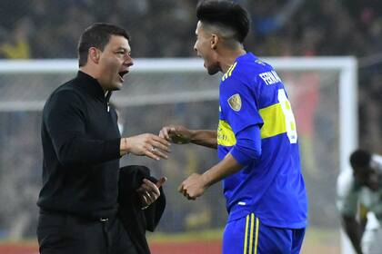 El abrazo de Pol Fernández con Sebastián Battaglia tras la victoria de Boca ante Deportivo Cali y lograr el pasaje a los octavos de final de la Libertadores; una muestra de la comunión que se generó entre el cuerpo técnico y los futbolistas