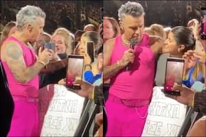 El abrazo de Robbie Williams con una fanática argentina