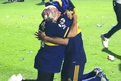 El abrazo de Salvio y su madre en el césped de la Bombonera, luego de que Boca se consagrara campeón de la Superliga 19/20