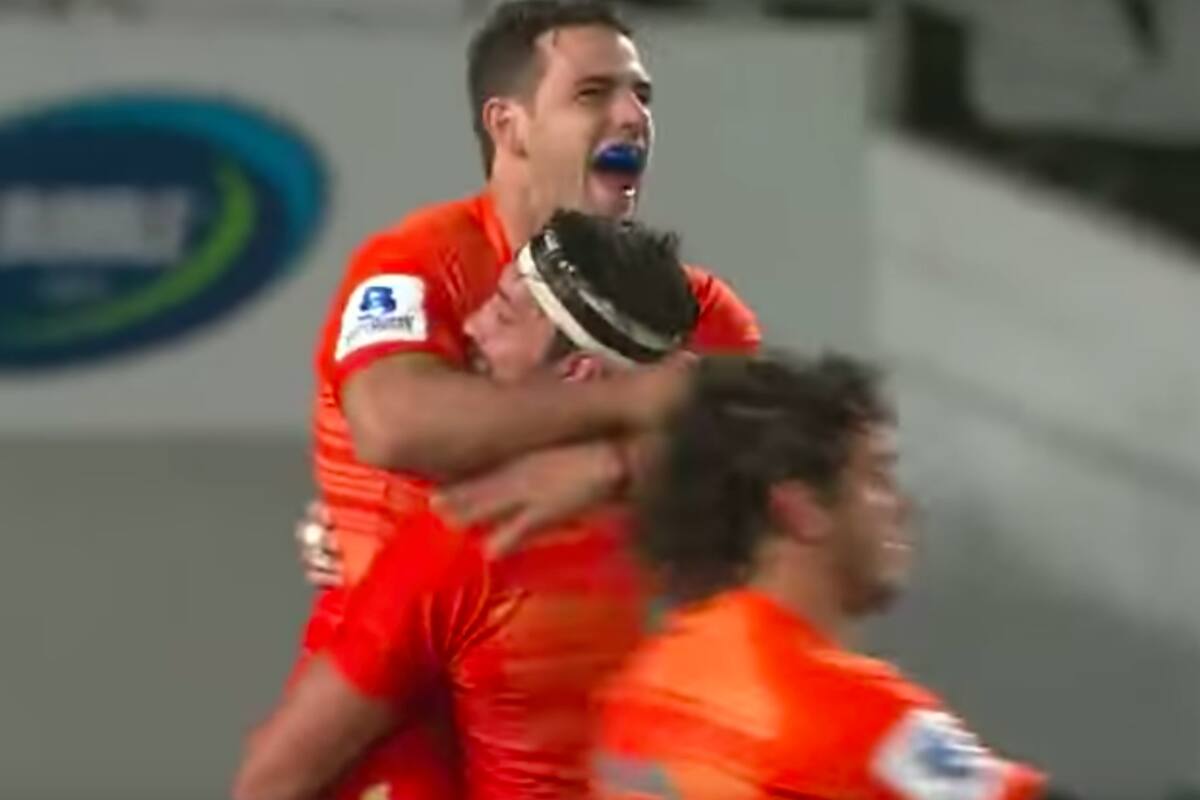 El abrazo de Sánchez y Ortega Desio cuando terminó el partido