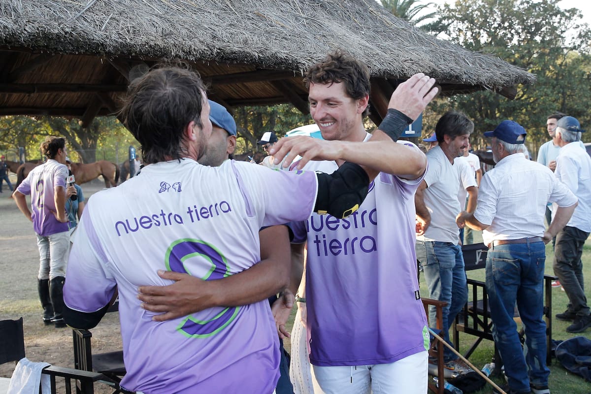 El abrazo de Santiago Laborde con Jared Zenni: inolvidable triunfo de Nuestra Tierra