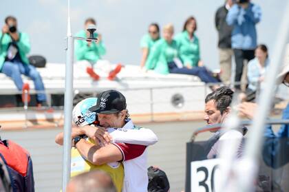 El abrazo de Santiago Lange con Teresa Romairone