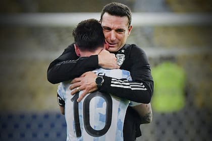 El abrazo de Scaloni con Messi tras la victoria ante Brasil que les dio la Copa América