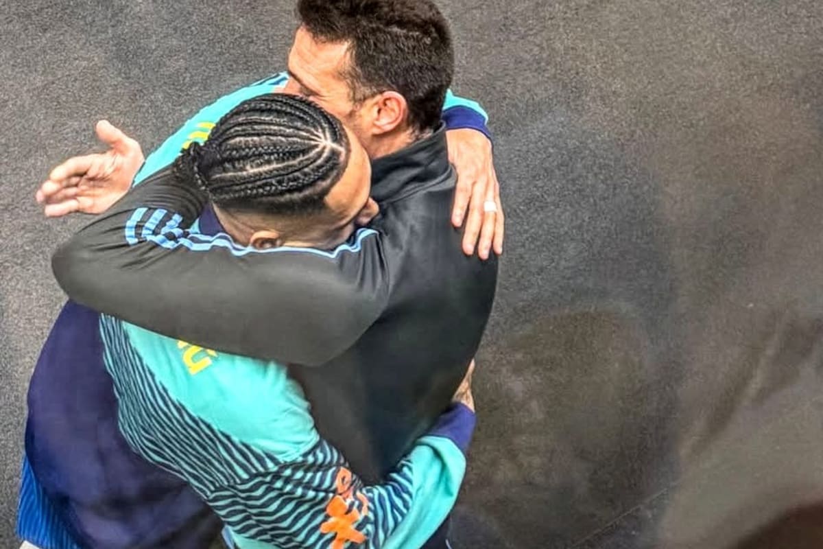 El abrazo de Scaloni con Raphinha luego del partido: el DT entendió los dichos del jugador brasileño