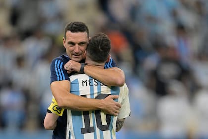 El abrazo de Scaloni y Messi