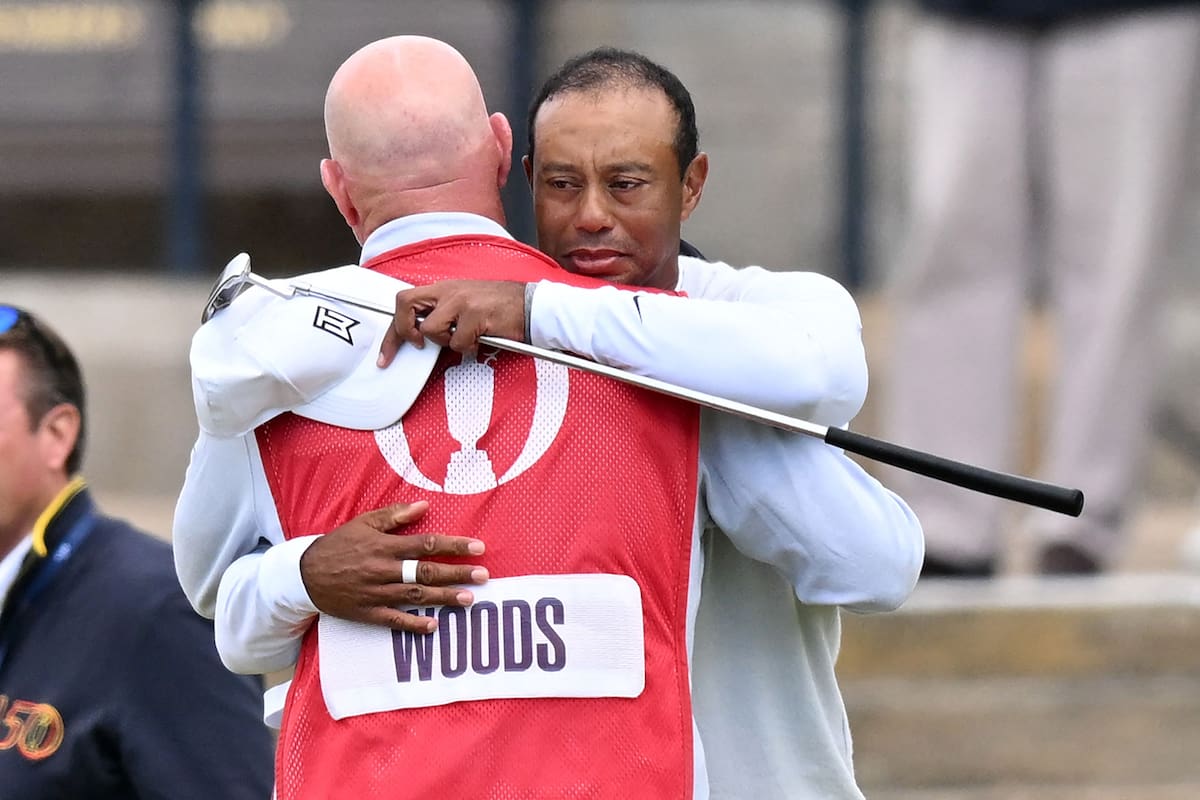 El abrazo de Tiger Woods con su caddie Joe LaCava tras el hoyo 18 de St. Andrews, la sede del British Open 2022; el estadounidense quedó eliminado
