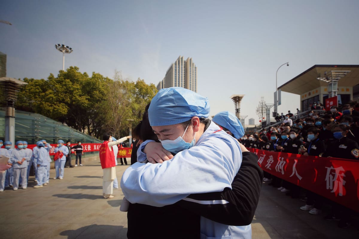 El abrazo de trabajadores de la salud tras terminar sus tareas en Wuhan