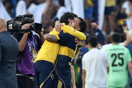 El abrazo de Úbeda con Paredes, tras la gran victoria de Boca sobre River en la Bombonera