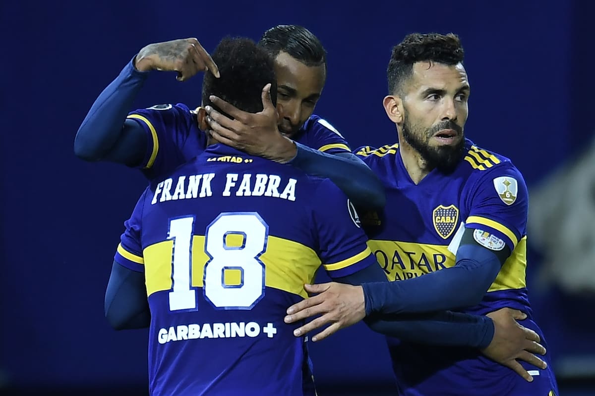El abrazo de Villa, Fabra y Tevez; Boca cerró el semestre con una buena actuación, pero tiene mucho por mejorar en las etapas decisivas